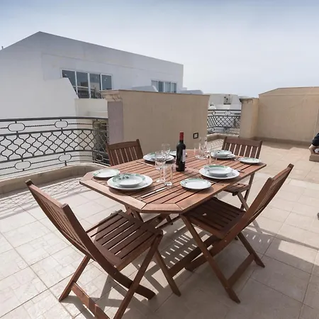 Penthouse-hosted By Sweetstay شقة